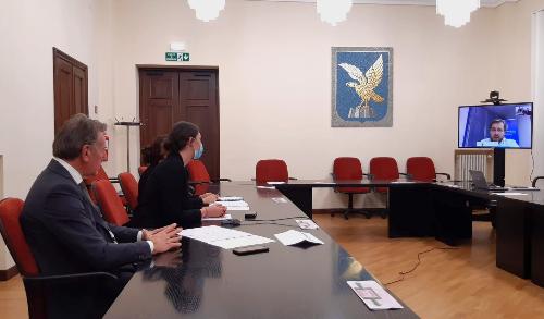 L'assessore regionale per la Difesa dell'ambiente Fabio Scoccimarro in videoconferenza con il ministro croato Tomislav Coric