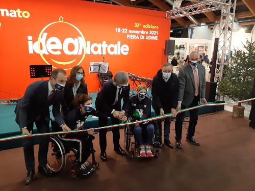 L'assessore regionale alle Attivitò produttive e al Turismo Sergio Emidio Bini taglia il nastro della 32esima edizione di Idea Natale a Udine