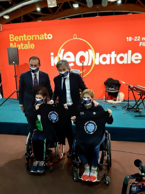 L'assessore regionale alle Attività produttive e al Turismo Sergio Emidio Bini (in alto a destra) con l'amministratore unico di Udine e Gorizia Fiere spa Lucio Gomiero e le campionesse paralimpiche Katia Aere e Giada Rossi, madrine di Idea Natale