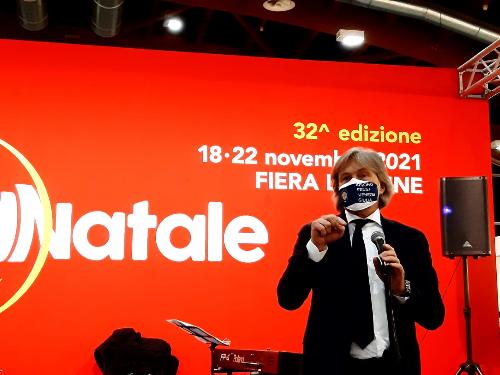 L'assessore regionale alle Attività produttive e al Turismo Sergio Emidio Bini sul palco inaugurale di IdeaNatale