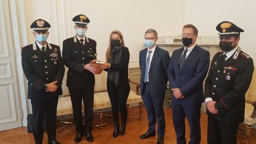 La consegna della piantina alla dirigente scolastica dell'Istituto Comprensivo Giovanni Lucio di Muggia, Anna Rita Lucia Falcetta.