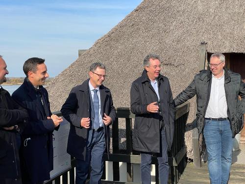 La consegna simbolica delle chiavi del Centro visite della Riserva naturale Valle Canal Novo di Marano Lagunare alla rappresentante dei gestori. 