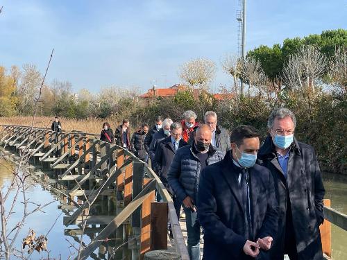 Gli assessori regionali alle Risorse agroalimentari e forestali con delega alle aree protette Stefano Zannier e alle Infrastrutture e territorio Graziano Pizzimenti al Centro visite della Riserva naturale Valle Canal Novo.