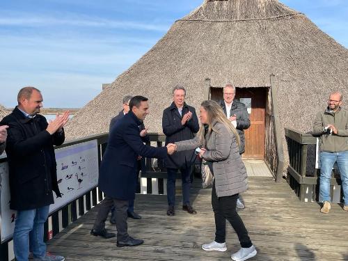 La consegna simbolica delle chiavi del Centro visite della Riserva naturale Valle Canal Novo di Marano Lagunare alla rappresentante dei gestori. 