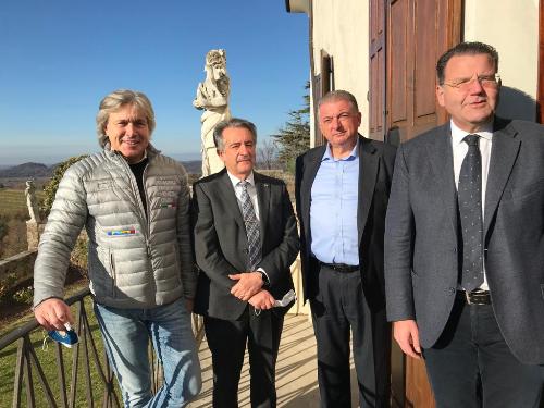 L'assessore regionale alle Attività produttive e Turismo, Sergio Emidio Bini con il sindaco di Manzano Piero Furlani e gli assessori all'Urbanistica, Valmore Venturini, e al Bilancio Daniele Macorig.