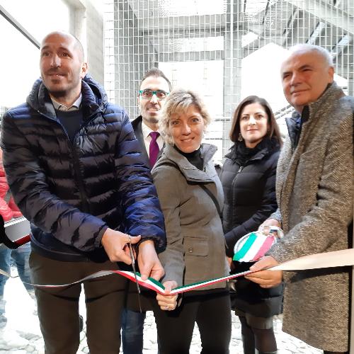 L'assessore regionale Barbara Zilli con il vicepresidnete del Consiglio regionale Stefano Mazzolini, il sindaco di Gemona Roberto Revelant, l'assessore comunale alla cultura Flavia Virilli e il presidente della Asd Gemonese Pino Pretto all'inaugurazione della mostra a Palazzo Elti