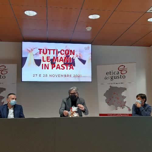 Bini con il fondatore di Etica del Gusto Filippo Spinelli e con l'attuale presidente dell'associazione Gianfranco Cassin