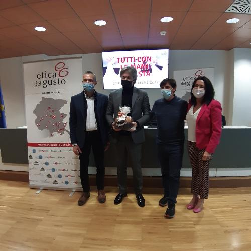 L'assessore regionale alle Attività produttive Sergio Emidio Bini alla presentazione della manifestazione "Tutti con le mani in pasta" nel palazzo della Regione a Udine