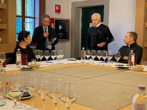 L'assessore regionale alle Risorse agroalimentari e forestali, Stefano Zannier, è intervenuto a Corno di Rosazzo ai lavori delle commissioni di degustazione della guida Top Vini FVG, nelle foto assieme all'editore, Nicolò Gambarotto, e all'enologo, Paolo Valdesolo nel corso della degustazione., 