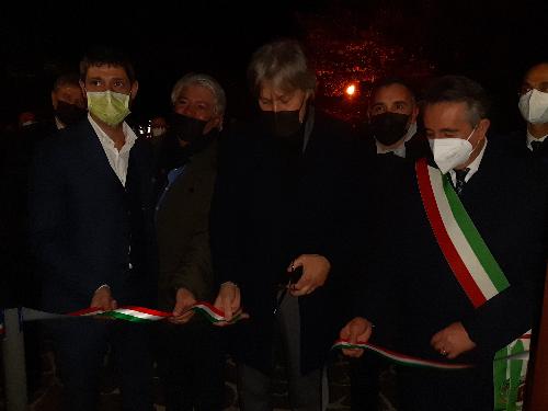 L'assessore regionale alle Attività produttive e turismo, Sergio Emidio Bini con il presidente del Cluster Legno Arredo Matteo Tonon e il sindaco di Manzano, Piero Furlani, al atglio del nastro di Villa Tavagnacco - Manzano, 22 novembre 2021.