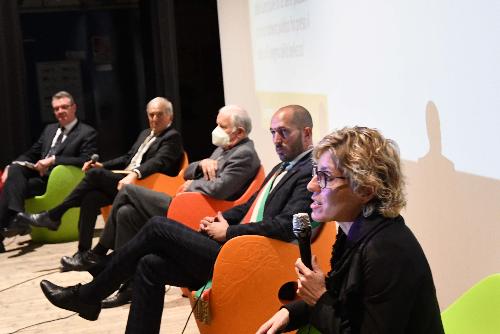 L’assessore regionale alle Finanze Barbara Zilli nel corso della presentazione del volume biografico "La luna sulle ali. La Protezione civile, il ritratto di un’epoca", omaggio alla vita e alle opere di Giuseppe Zamberletti del giornalista Gianni Spartà.
