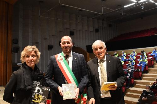 L’assessore regionale alle Finanze Barbara Zilli, il sindaco di Gemona Roberto Revelant e il giornalista Gianni Spartà.
