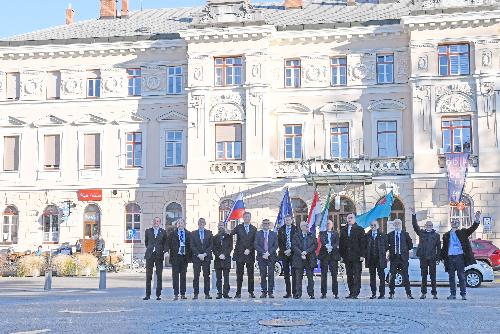 L'assessore regionale al Patrimonio, Sebastiano Callari assieme al segretario di Stato del Ministero delle infrastrutture della Repubblica di Slovenia Blaž Košorok e al Segretario di Stato del Ministero dell’economia e sviluppo sostenibile della Repubblica di Croazia Ivo Milatic, all’evento a sostegno del progetto di sviluppo della North Adriatic cross-border Hydrogen Valley, tenutosi nel piazzale della Transalpina a Nova Gorica