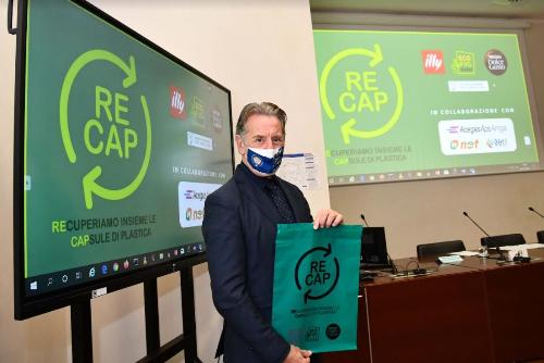 L'assessore Scoccimarro con il sacchetto del progetto "ReCap - Recuperiamo insieme le capsule di plastica"