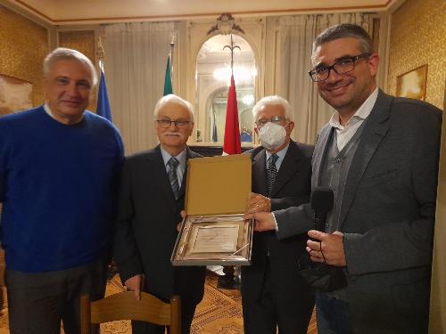 L'assessore Roberti (a destra) consegna la targa della Regione Friuli Venezia Giulia per i 71 anni della Repubblica dei Ragazzi. Da sinistra a destra: Riccardo Massini, Fulvio Bisacco e Claudio Colusso