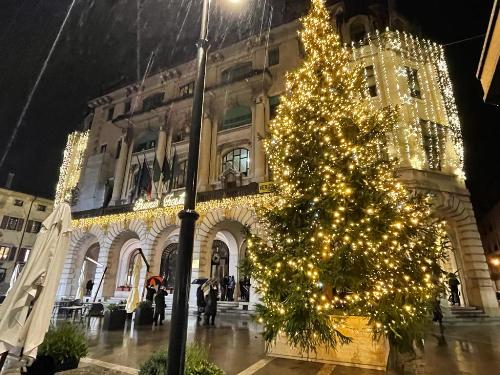 L'assessore regionale alle FInanze, Barbara Zilli, è intervenuta a Udine all'accensione degli alberi di Natale nelle piazze di Udine.