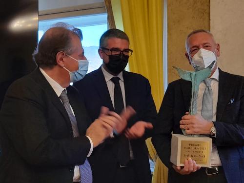 L'assessore regionale Pierpaolo Roberti (al centro) consegna il Premio Barcola a Bruno Zvech (a destra) insieme al presidente del Comitato che assegna il riconoscimento, Alberto Cattaruzza