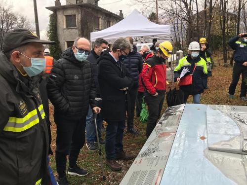 Il vicegovernatore con delega alla Protezione civile del Friuli Venezia Giulia, Riccardo Riccardi, a Portis vecchio, durante la visita al campo di addestramento.