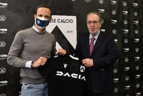 Il governatore del Fvg MAssimiliano Fedriga con la maglia per i 125 anni dell'Udinese Calcio consegnata dal patron della società Giampaolo Pozzo