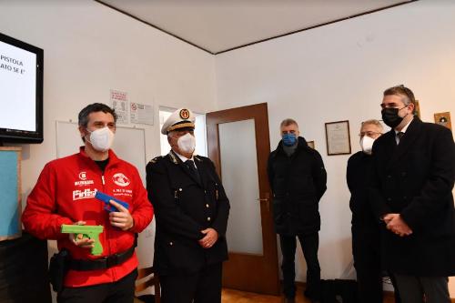 Un momento della visita dell'assessore Roberti al Poligono di tiro di Trieste.