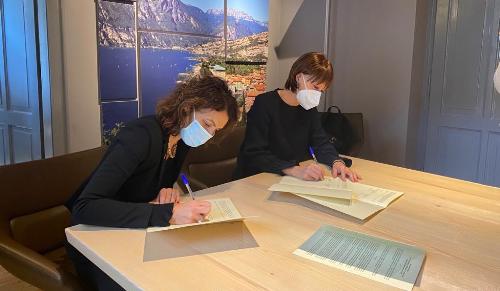 L'assessore regionale del Friuli Venezia Giulia Alessia Rosolen a Trento durante la sottoscrizione del protocollo d'intesa con l'assessore della Provincia autonoma di Trento Stefania Segnana