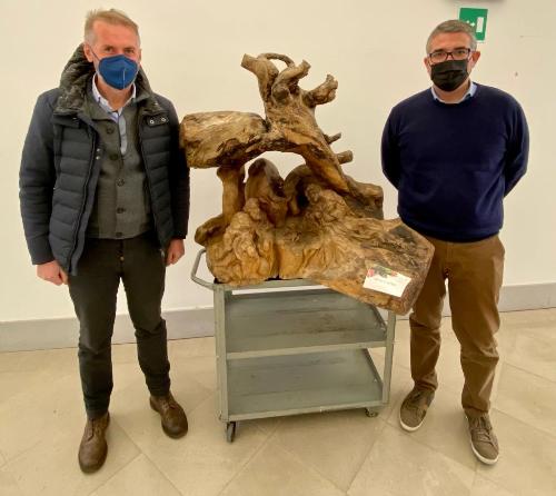 L’assessore regionale alle Autonomie locali, Pierpaolo Roberti, al momento della consegna da parte dell’assessore comunale di Sutrio al Turismo, Daniele Straulino, dell’opera dall’artista Isaia Moro che verrà esposta nei locali della Presidenza della Regione
