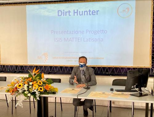 Il governatore Massimiliano Fedriga alla presentazione del progetto ‘Dirt Hunter’, sviluppato dall’Isis Enrico Mattei di Latisana-Lignano Sabbiadoro e giudicato come il miglior progetto del Friuli Venezia Giulia tra quelli presentati al concorso "Active Young Citizens for Sustainable Development in Cei and Aii Areas" lanciato dall'Iniziativa Centro Europea (InCe) assieme all'Iniziativa Adriatico-Ionica (Iai).
