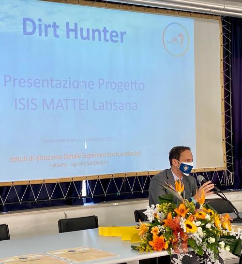 Il governatore Massimiliano Fedriga alla presentazione del progetto ‘Dirt Hunter’, sviluppato dall’Isis Enrico Mattei di Latisana-Lignano Sabbiadoro e giudicato come il miglior progetto del Friuli Venezia Giulia tra quelli presentati al concorso "Active Young Citizens for Sustainable Development in Cei and Aii Areas" lanciato dall'Iniziativa Centro Europea (InCe) assieme all'Iniziativa Adriatico-Ionica (Iai).
