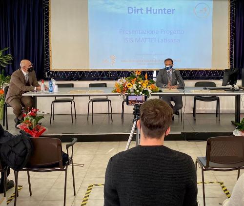 Il governatore Massimiliano Fedriga alla presentazione del progetto ‘Dirt Hunter’, sviluppato dall’Isis Enrico Mattei di Latisana-Lignano Sabbiadoro e giudicato come il miglior progetto del Friuli Venezia Giulia tra quelli presentati al concorso "Active Young Citizens for Sustainable Development in Cei and Aii Areas" lanciato dall'Iniziativa Centro Europea (InCe) assieme all'Iniziativa Adriatico-Ionica (Iai).
