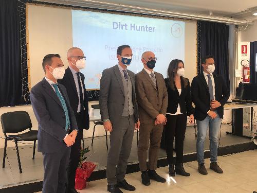 Il governatore Massimiliano Fedriga alla presentazione del progetto ‘Dirt Hunter’, sviluppato dall’Isis Enrico Mattei di Latisana-Lignano Sabbiadoro e giudicato come il miglior progetto del Friuli Venezia Giulia tra quelli presentati al concorso "Active Young Citizens for Sustainable Development in Cei and Aii Areas" lanciato dall'Iniziativa Centro Europea (InCe) assieme all'Iniziativa Adriatico-Ionica (Iai), assieme al dirigente dell'Istituto e ai sindaci di Latisana, Lignano e Marano Lagunare e il consigliere Maddalena Spagnolo.