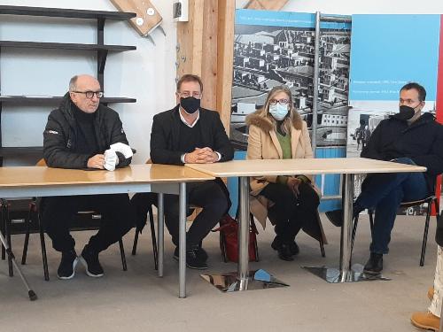 Il vicegovernatore con delega alla Salute Riccardo Riccardi (primo a sinistra) alla presentazione dell'hub vaccinale di Montedoro. Alla sua sinistra Paolo Polidori, sindaco di Muggia, Ofelia Altomare, di Asugi, e Sergio Bavazzano, direttore del centro commerciale che ospita la struttura