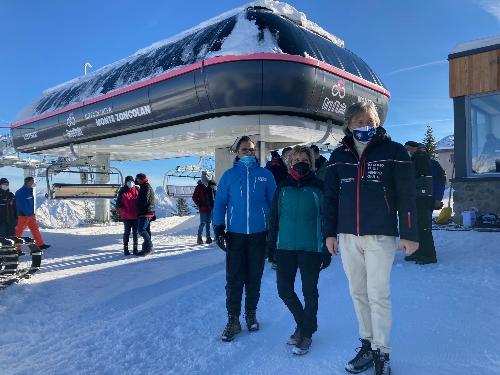 L'assessore regionale al Turismo Sergio Emidio Bini insieme alla collega di giunta Barbara Zilli e il vicepresidente del Consiglio regionale Stefano Mazzolini nei pressi dell'arrivo della seggiovia inaugurata oggi sullo Zoncolan