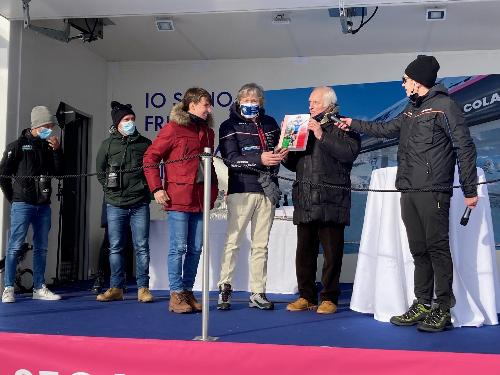 L'assessore regionale al Turismo Sergio Emidio Bini insieme al "patron" delle tappe del Giro d'Italia in Friuli Venezia Giulia, Enzo Cainero, e il ciclista Matteo Fabbro