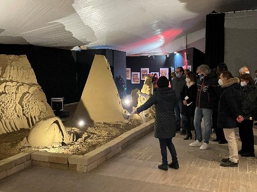 L'assessore al Turismo Sergio Emido Bini alla visita del presepe di sabbia a Lignano