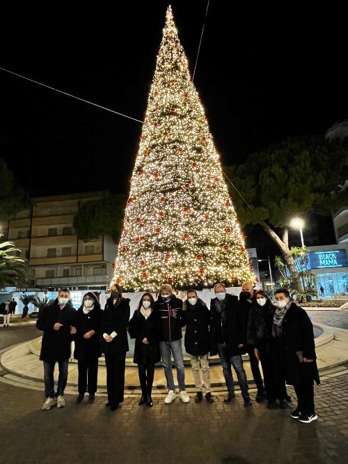 L'assessore al Turismo sergio Emidio Bini vicino all'albero di Natale acceso oggi a Lignano