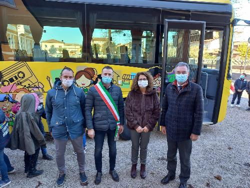 Foto di gruppo con l'assessore Pizzimenti (il primo da destra) vicino al nuovo scuolabus di Gonars.