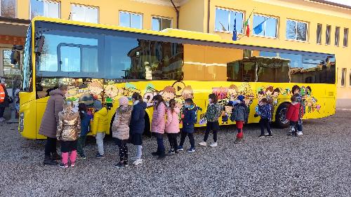 I bambini osservano la veste grafica dello scuolabus ideata dall'architetto Andrea Cumin.