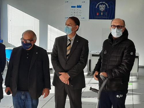 Il vicegovernatore con delega  alla Salute Riccardo Riccardi (primo a destra) con il direttore generale dell'Asfo Joseph Polimeni, al centro e il presidente di Confindustria Alto Adriatico nel Michelangelo  Agrusti nell'hub vaccinale di via Zanussi a Pordenone