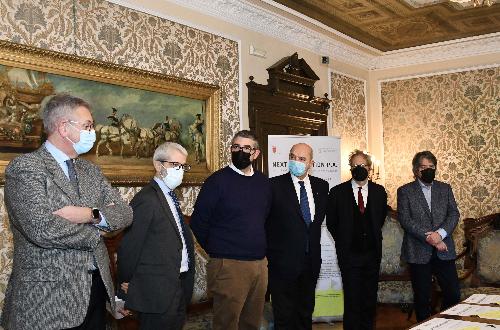 L'assessore regionale Pierpaolo Roberti al centro delle foto assieme alle altre autorità presenti in Municipio a Trieste