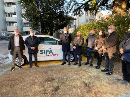 L'assessore regionale alla Difesa dell'ambiente, energia e sviluppo sostenibile, Fabio Scoccimarro, alla inaugurazione del nuovo servizio di car sharing a Udine.