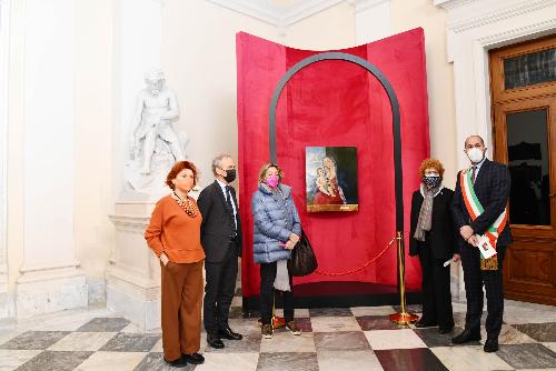 L'assessore regionale alla Cultura Tiziana Gibelli davanti all'opera esposta con i presidenti delle Fondazioni Cassa di Risparmio di Udine, Giuseppe Morandni, e Trieste, Tiziana Benussi, la presidente del Fai Fvg Tiziana Sandrinelli e il sindaco di Gemona del Friuli, Roberto Revelant.
