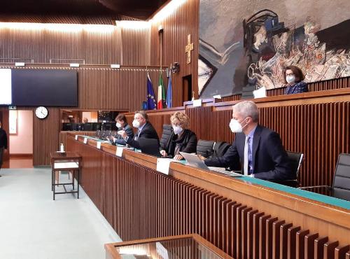 L'assessore regionale alle Finanze Barbara Zilli durante la seduta congiunta delle Commissioni II e V