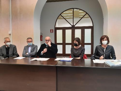 Una fase dell'incontro di oggi svoltosi in Municipio a Gorizia alla presenza dell'assessore regionale all'Istruzione Alessia Rosolen e quello alle Infrastrutture Graziano Pizzimenti