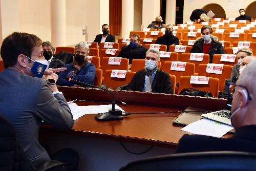Il governatore Fedriga interviene in occasione della sigla della lettera d’intenti per la costituzione del distretto commerciale di Pordenone nell'auditorium della Regione.