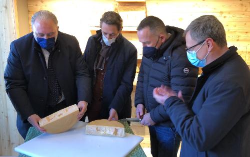 Una fase della cerimonia di inaugurazione della latteria di Ovaro alla presenza dell'assessore regionale Stefano Zannier