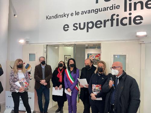 L'assessore regionale al Patrimonio, Sebastiano Callari, ha inaugurato a Monfalcone la mostra 'Punto linea e superficie Kandinsky e le avanguardie'.