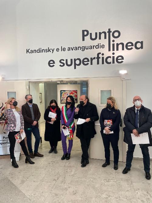 L'assessore regionale al Patrimonio, Sebastiano Callari, ha inaugurato a Monfalcone la mostra 'Punto linea e superficie Kandinsky e le avanguardie'.