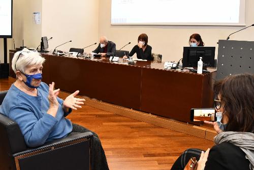 Espressione della lingua dei segni durante la conferenza stampa di presentazione del Masterplan regionale sul collocamento mirato 