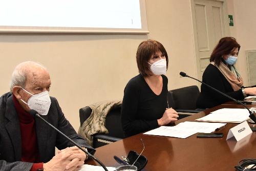 L'assessore regionale al Lavoro Alessia Rosolen (al centro). A sinistra il presidente della Consulta regionale delle Associazioni di persone con disabilità Mario Brancati; a destra la responsabile regionale del Collocamento mirato Flavia Maraston 