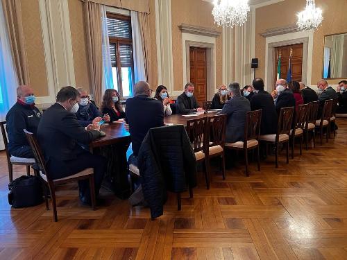 L'assessore regionale Fabio Scoccimarro al tavolo in Prefettura a Gorizia 